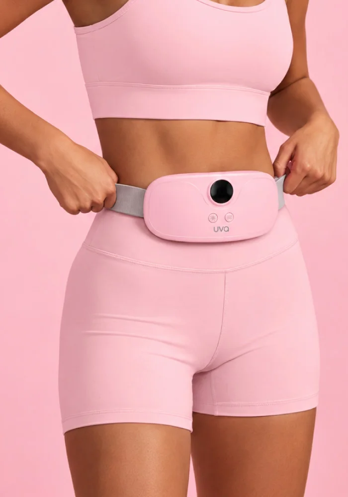 Calentador para cólicos UVA puesto en el abdomen
